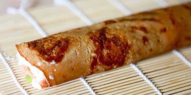 горячий ролл — росу драгон маки с цитрусовым соусом спайс