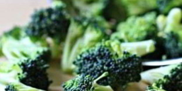 куриные роллы, фаршированные брокколи и сыром