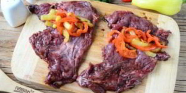 мясные роллы, фаршированные овощами