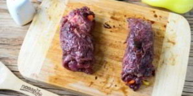 мясные роллы, фаршированные овощами