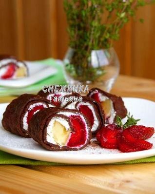 Омлетный шоколадный ролл с клубникой