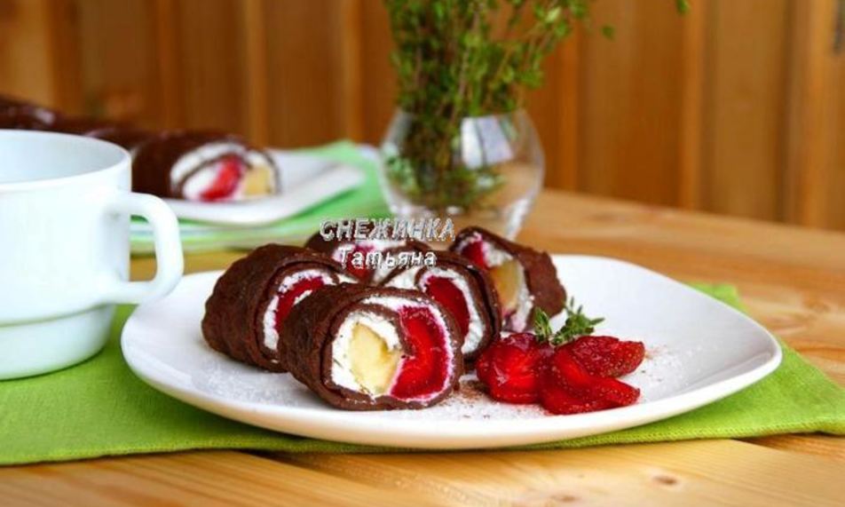 Рецепт омлетного шоколадного ролла с клубникой