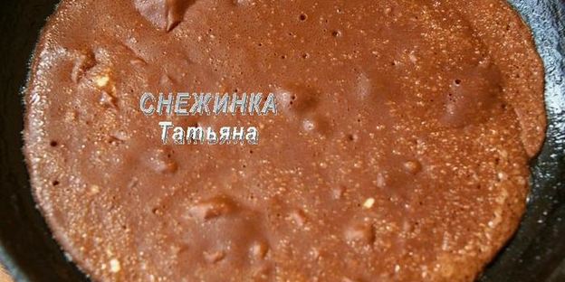 омлетный шоколадный ролл с клубникой