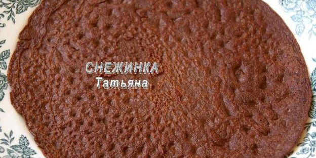 омлетный шоколадный ролл с клубникой