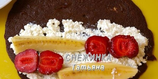 омлетный шоколадный ролл с клубникой