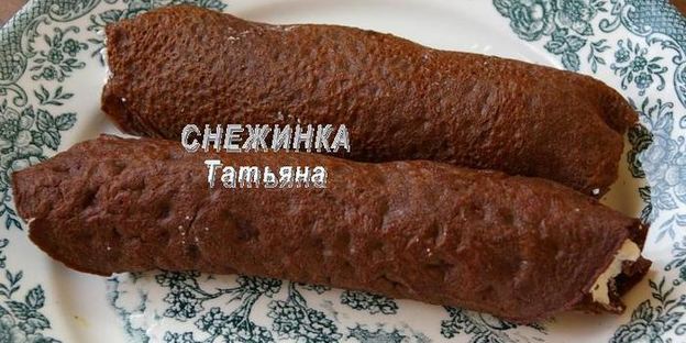 омлетный шоколадный ролл с клубникой