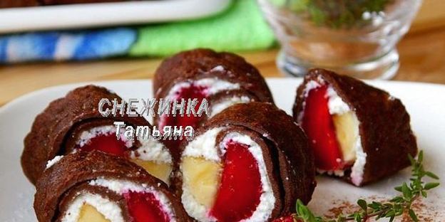 омлетный шоколадный ролл с клубникой