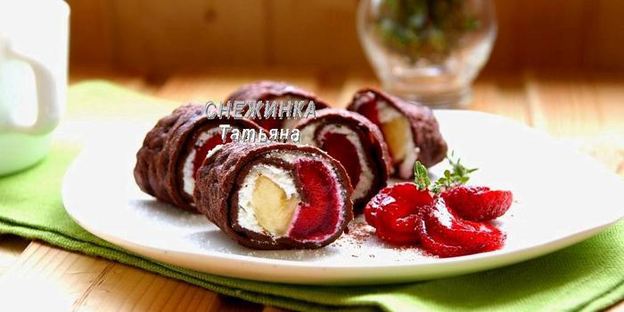омлетный шоколадный ролл с клубникой