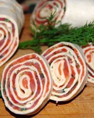 Пшеничный ролл с форелью и зеленью