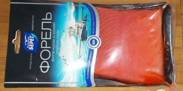 пшеничный ролл с форелью и зеленью