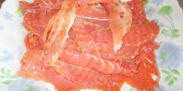 пшеничный ролл с форелью и зеленью