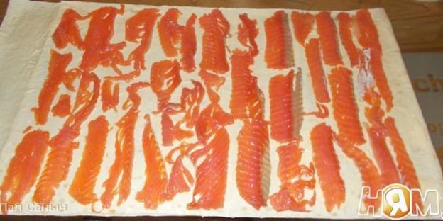 пшеничный ролл с форелью и зеленью