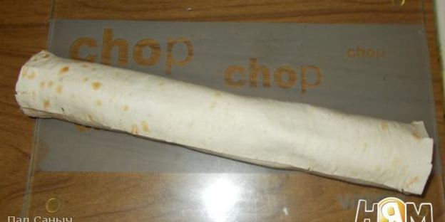 пшеничный ролл с форелью и зеленью