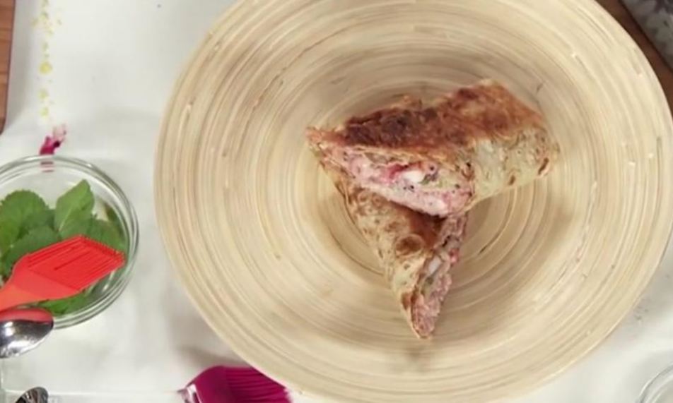 Рецепт ролла с креветками и клюквенным майонезом