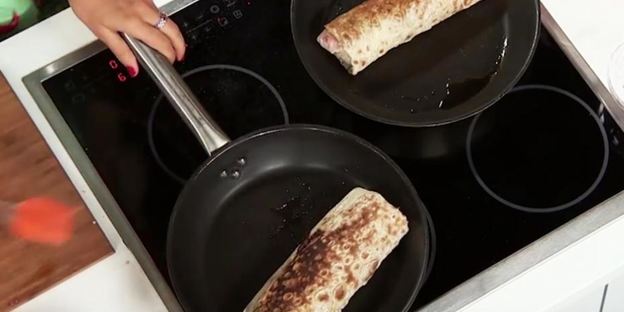 ролл с креветками и клюквенным майонезом