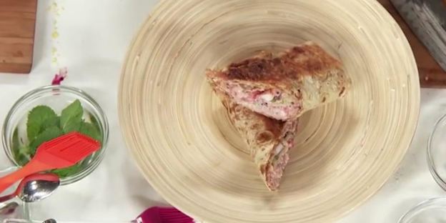 ролл с креветками и клюквенным майонезом