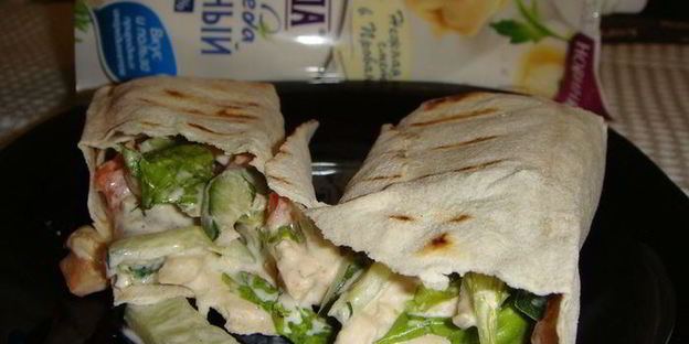 ролл с курицей и овощами