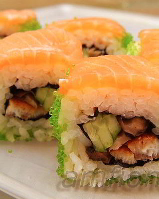 Ролл с лососем, угрем и шиитаке