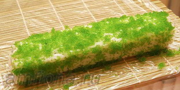 ролл с лососем, угрем и шиитаке