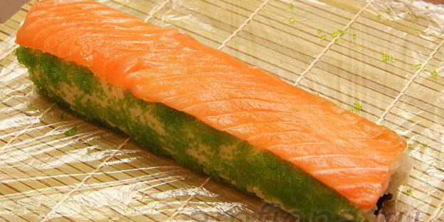 ролл с лососем, угрем и шиитаке