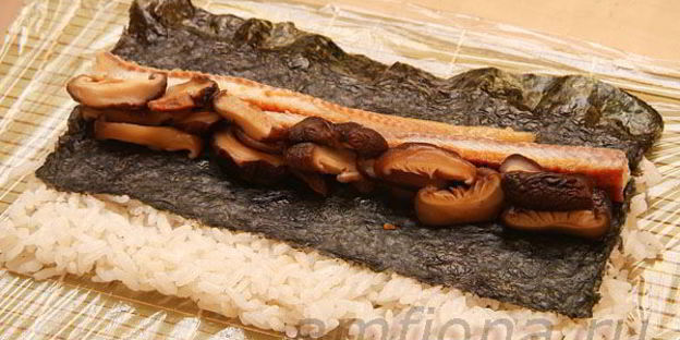 ролл с лососем, угрем и шиитаке