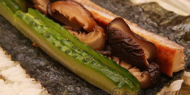 ролл с лососем, угрем и шиитаке