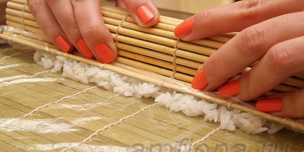 ролл с лососем, угрем и шиитаке