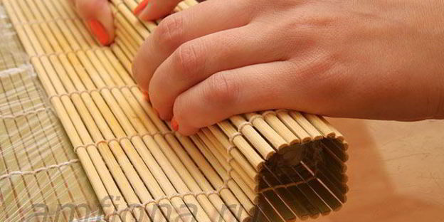 ролл с лососем, угрем и шиитаке