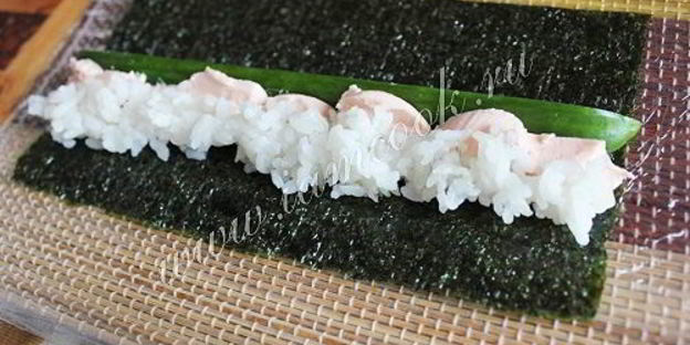 ролл цветок с огурцом и лососевым маслом