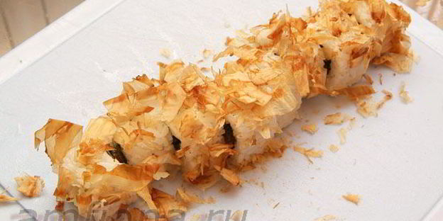 ролл в стружке тунца бонито