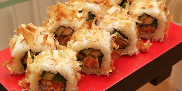 ролл в стружке тунца бонито