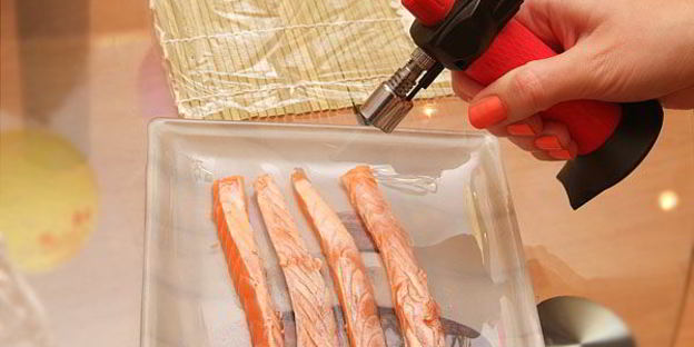 ролл в стружке тунца бонито