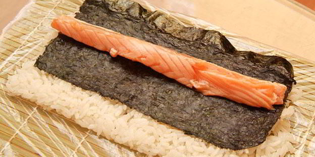 ролл в стружке тунца бонито