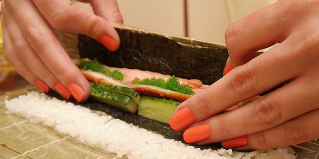 ролл в стружке тунца бонито