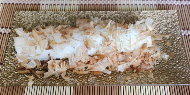 роллы бонито со стружкой тунца