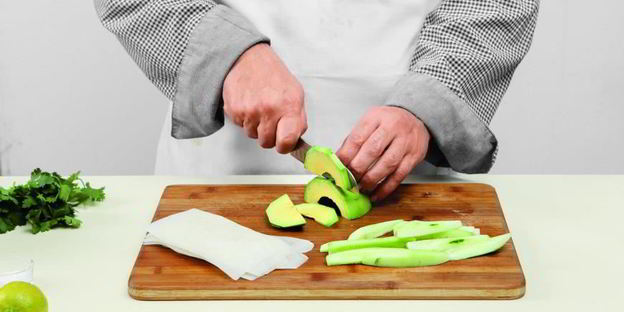 роллы из дайкона с огурцом и авокадо