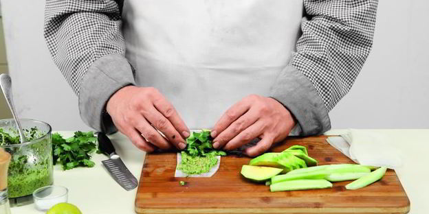 роллы из дайкона с огурцом и авокадо