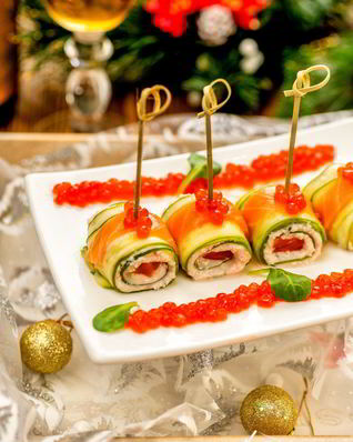 Роллы из огурца с креветками, сливочным сыром и лососем