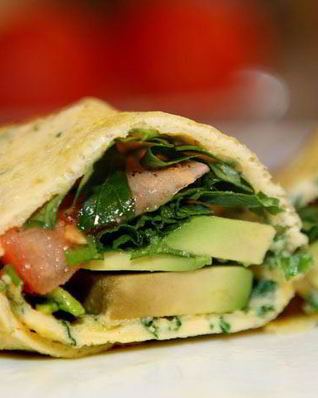 Роллы из омлета с авокадо, помидорами и зеленью