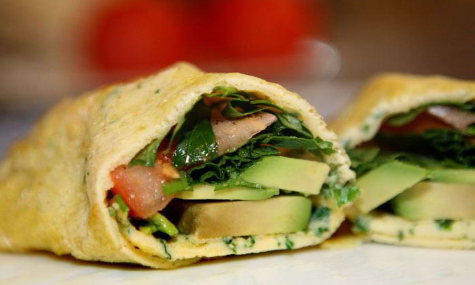 Рецепт роллов из омлета с авокадо, помидорами и зеленью