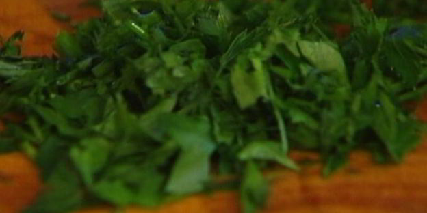 роллы из омлета с авокадо, помидорами и зеленью