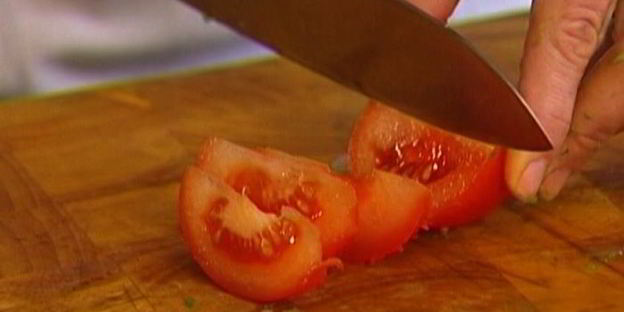 роллы из омлета с авокадо, помидорами и зеленью