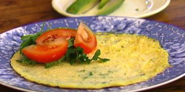 роллы из омлета с авокадо, помидорами и зеленью