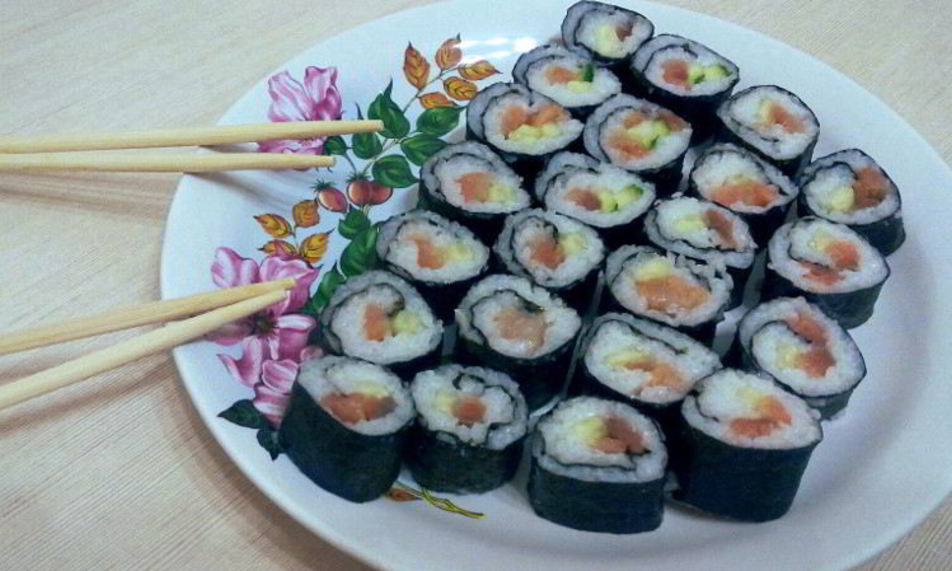 Рецепт роллов по-домашнему со слабосоленой семгой