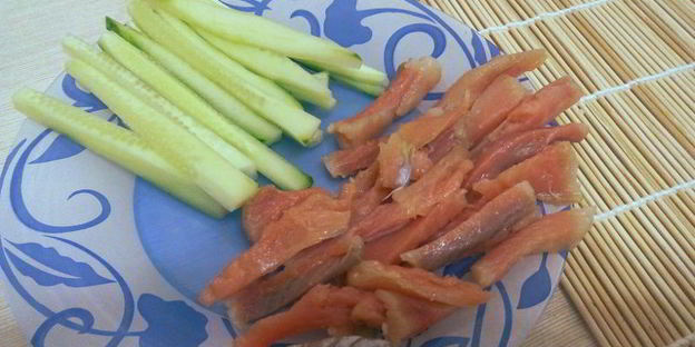 роллы по-домашнему со слабосоленой семгой