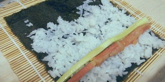 роллы по-домашнему со слабосоленой семгой