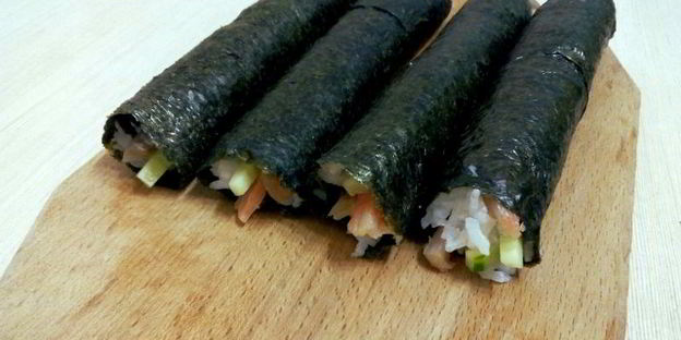 роллы по-домашнему со слабосоленой семгой