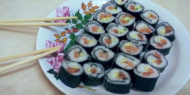 роллы по-домашнему со слабосоленой семгой