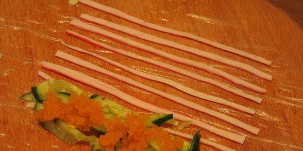 роллы полосатики с крабовыми палочками