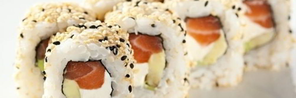 Роллы с авокадо и лососем